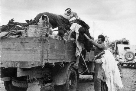 صورة التقطت لأهل عراق المنشية والفالوجة عام 1948 جراء التطهير العرقي للقريتين .